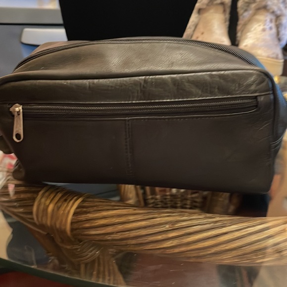 Black leather men’s cosmetic bag. Size 10X5. Calf leather great pre owned . - Picture 2 of 8